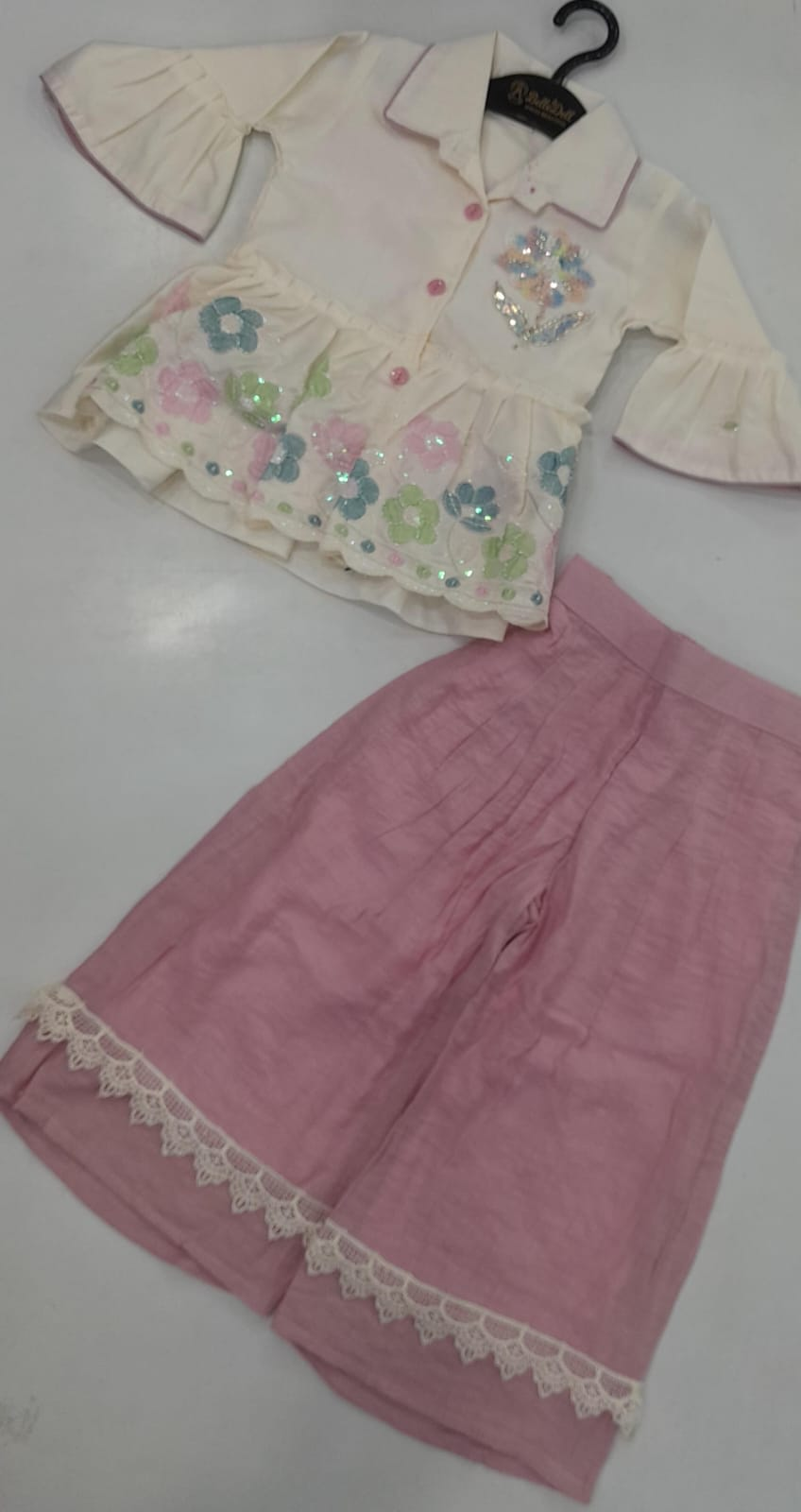 Mint Kids 1407 – girls 2-piece white floral sequin ruffle bell-sleeve top and dusty pink wide-leg pants with lace trim